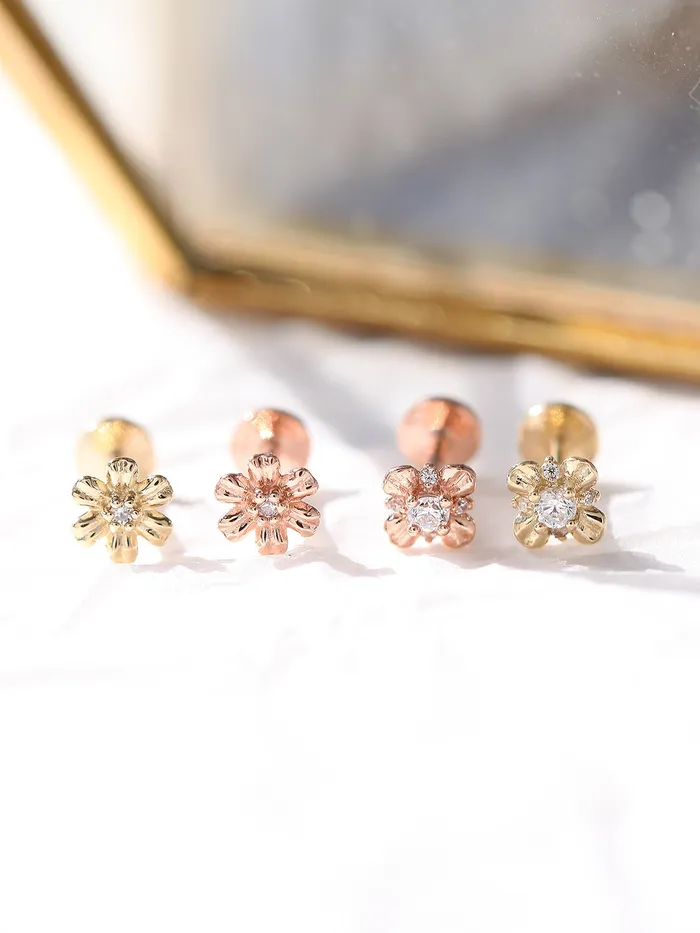 MinimalBijoux 14K Gold Flower Labret Piercing 4 Petals 6 Petals 18G Earrings