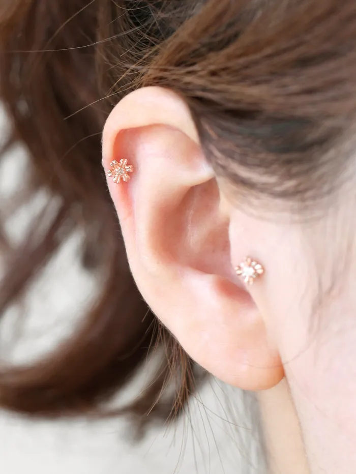 MinimalBijoux 14K Gold Flower Labret Piercing 4 Petals 6 Petals 18G Earrings